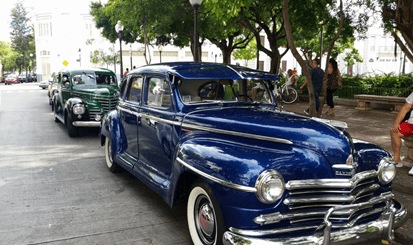 Exhibición de autos antiguos a la Plaza Las Delicias de Ponce