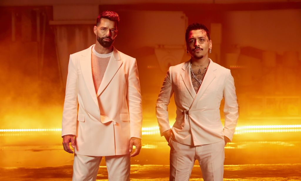 Ricky Martin estrena nueva versión de su clásico “Fuego de Noche, Nieve de  Día” junto a Christian Nodal | Periódico El Adoquín