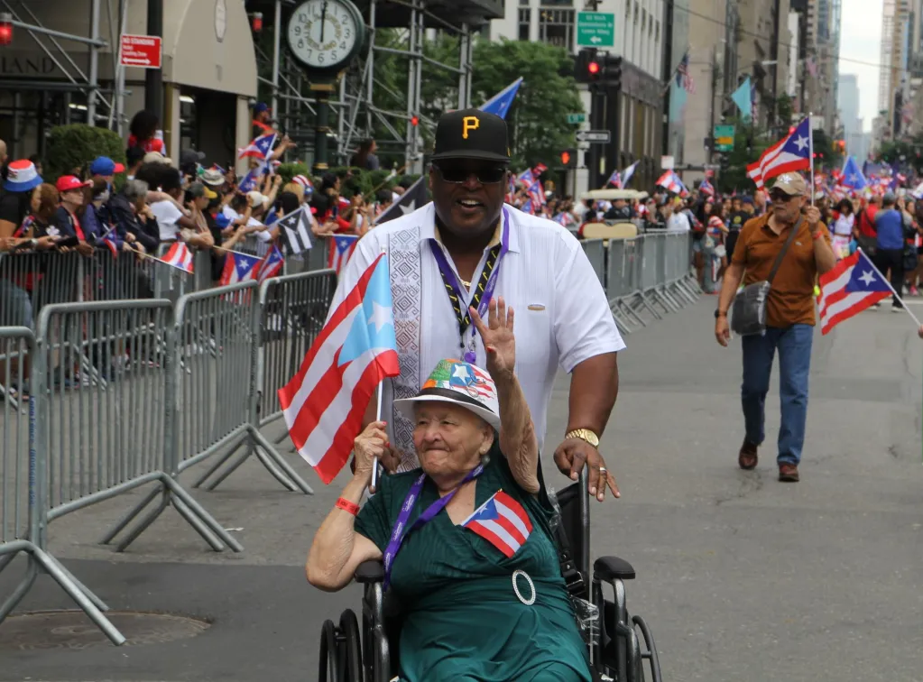 Lareña de 96 años realiza su sueño de participar en el Desfile Nacional Puertorriqueño en Nueva York
